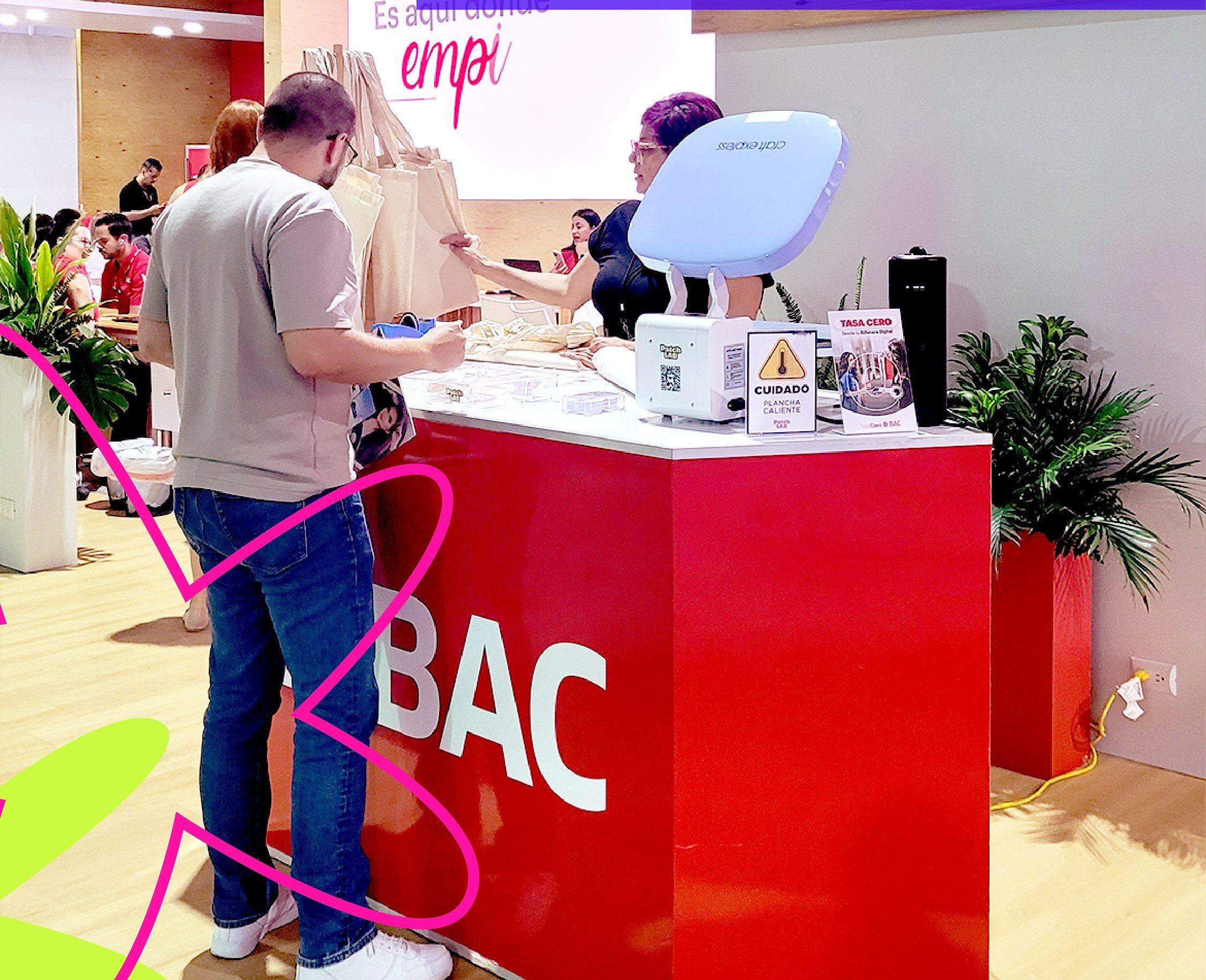 Personas en un evento de marca con bolsas personalizadas