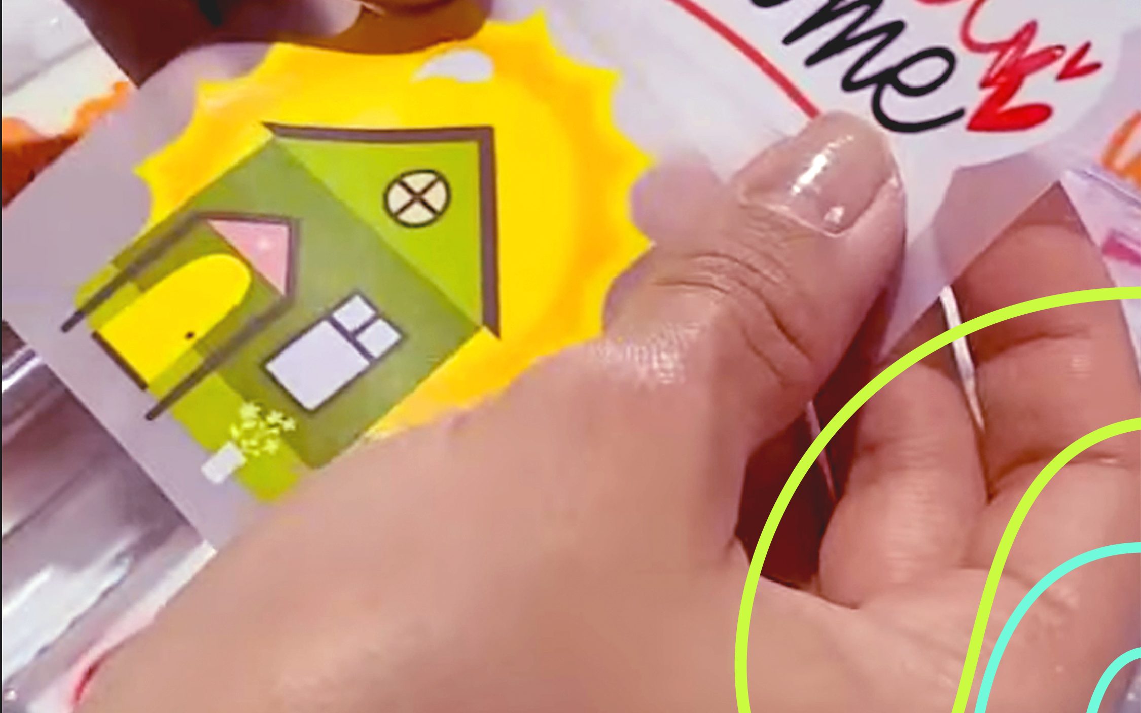 Recuerdos personalizados en una mesa de fiesta infantil