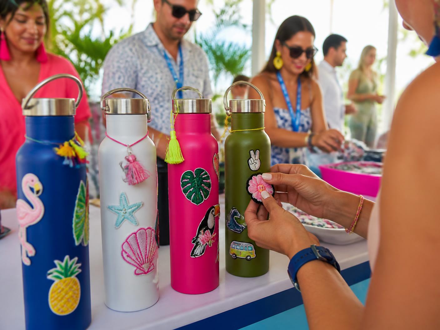 Botellas únicas personalizadas con parches durante una activación de Patch Lab